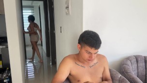 veo a mi hermanastro espiandome mientras me ducho y lo invito a que me meta su deliciosa verga.