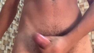 Batendo uma punheta e gozando gostoso