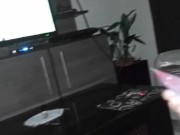 Mi cuñada de tetas hermosas me hace una paja increíble mientras miro fútbol