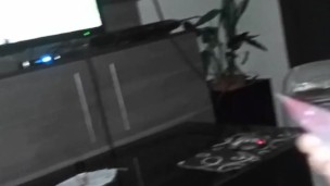 Mi cuñada de tetas hermosas me hace una paja increíble mientras miro fútbol