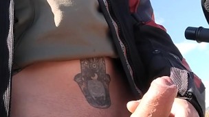 DICK FLASH Saco mi polla frente a una joven y se queda a ver como me masturbo