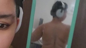 Twerk in the mirror view