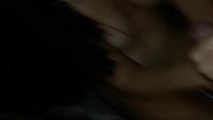 Mi hermanastra juega con mi gran polla hasta correrme y juega con mi semen..