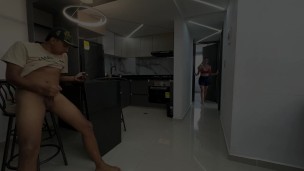 No sabia que estaba en casa mi pelirroja hermanastra, cuando me ve masturbarme se pone cachonda .