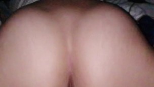 La inquilina quiere follarme de vaquera invertida... me encanta esta vista de su culo rico...