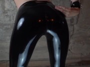 Latexschlampe macht sich geil