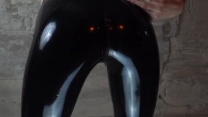 Latexschlampe macht sich geil