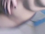 Putita se masturba en la ducha