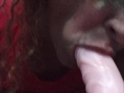 Me chupo una polla falsa y termino arriba de ella y me vengo a chorros 7/16