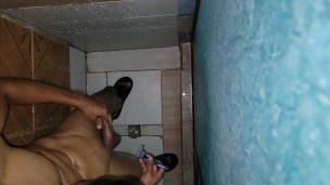 Soldado colombiano aprovecha la ducha del batallón para rasurarse y masrurbarse, que rica verga