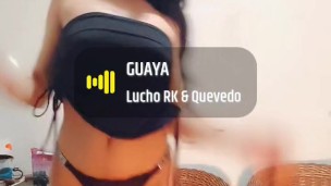 Alma Morena bailando sexi en tanga
