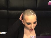 Kurzhaarige dominante Schlampe bläst Schwanz bis er abspritzt 14/16