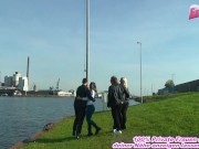 Deutsche Brünette verpasst 2 Typen in der Öffentlichkeit einen Blowjob 15/16