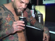 Un desconocido me lleva a su casa y me corro en su cara 6/16