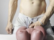 El chico sexy se folla a la esposa de su amigo gay