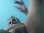 Me vengo  a chorros duro me masturbo co cepillo de peinar 14/16