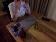 Je récompense ma chaudasse de secrétaire avec une grosse éjac faciale 1/16