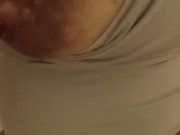 Encontré a mi amiga tocándose con su aparato le ayude con una chupada 1/16