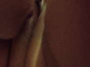 Encontré a mi amiga tocándose con su aparato le ayude con una chupada