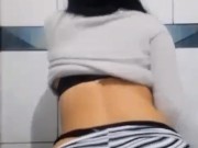 Muevo el culo, y mi colo se abre solo. 9/16