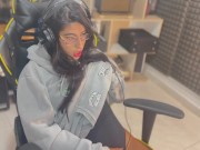 Descrubri a mi hermanastra viendo porno y luego hacemos todo lo aprendido en los videos 1/16