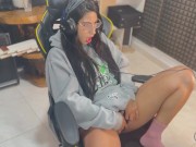 Descrubri a mi hermanastra viendo porno y luego hacemos todo lo aprendido en los videos