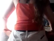 mi hermanastra me cabalga la pija discretamente mientras nuestro padres estan abajo 14/16