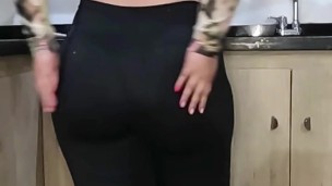 Mi Suegra Cocina en Tanga y me Deja Hambriento con sus nalgas de infarto