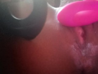 Tocándome, que rico sentir todo en mi anito