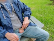 Ejaculation en plein jour dans un parc de Montreal 10/16