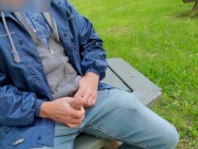 Ejaculation en plein jour dans un parc de Montreal 11/16