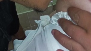 Mi Hermanastra Se Corre A Chorros Cuando La Masturbo con mi boca!!