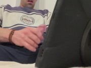 Me masturbo viendo porno y me corro mucho 11/16