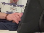 Me masturbo viendo porno y me corro mucho 12/16