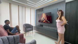 Le propongo hacer karaoke a mi india hermanastra para no estar abrurridos y terminamos follando duro