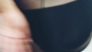 Sensualidade Sem Limites: Mulher Curvilínea Dançando