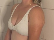 Selbstbefriedigung duschkopf Bikini zittern Zucken stöhnen multiple Orgasmen Pussy feucht nass geil 12/16