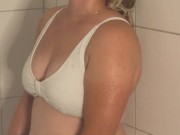 Selbstbefriedigung duschkopf Bikini zittern Zucken stöhnen multiple Orgasmen Pussy feucht nass geil 13/16