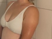 Selbstbefriedigung duschkopf Bikini zittern Zucken stöhnen multiple Orgasmen Pussy feucht nass geil 2/16