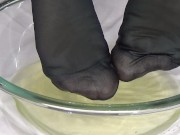 Mature Big Tits Pissing On Legs In Stockings 15/16