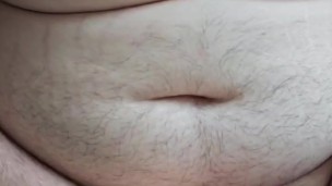 Ours potelée tire du sperme sur lui même