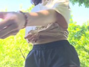 Ik trek mijn T-shirt uit voor je neus.