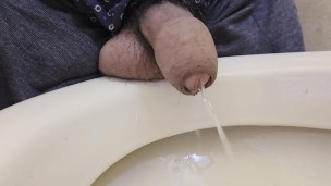 包茎チンポでゆっくりおしっこをしてみた