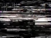 Appena fuori dal ristorante. Donna bellissima che piscia.