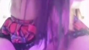 Montando mi juguetito ganosa