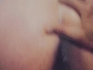 Follando con mi hermanastro en silencio porque mi familia está al lado. 😈