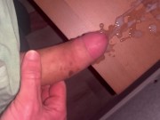 Me corro mucho sobre la mesa de mi habitación 15/16