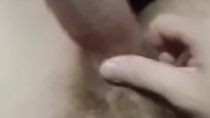 sexy joven se masturba la polla enorme
