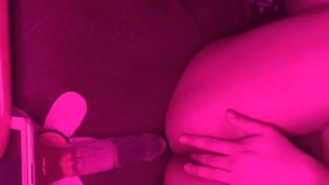 Gimiendo y disfrutando de mi dildo XXL