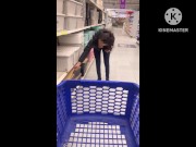 Mostrando las tetas en el supermercado 14/16